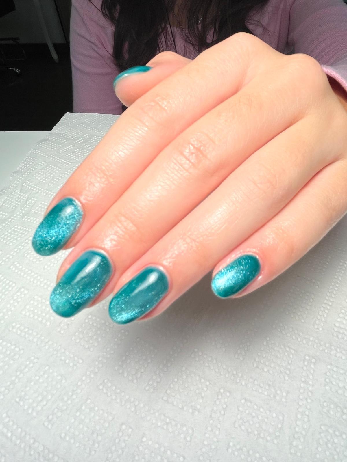 Manicure efeito cat eye turquesa