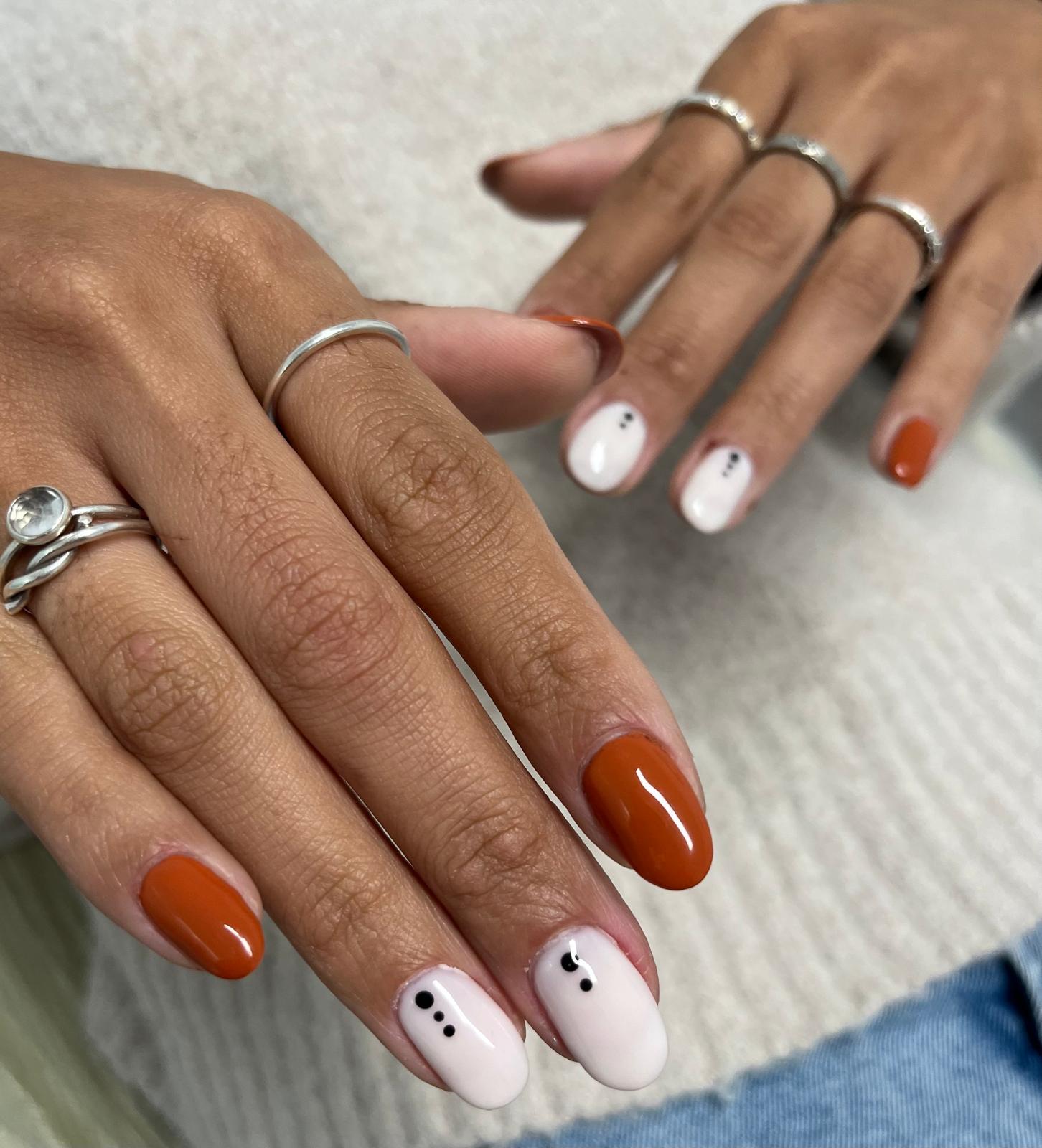 Manicure com decoração floral