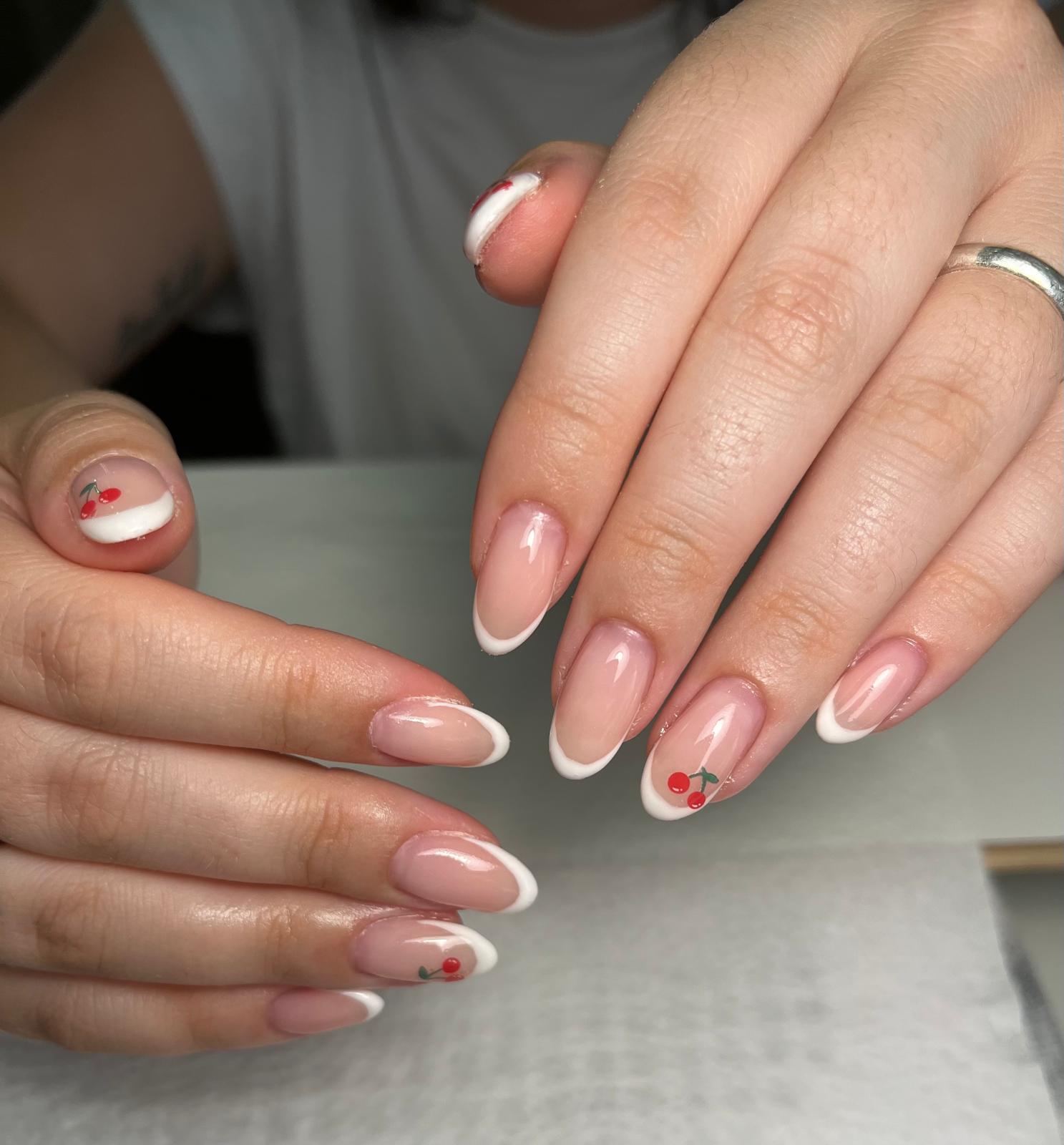 Manicure francesa com detalhes
