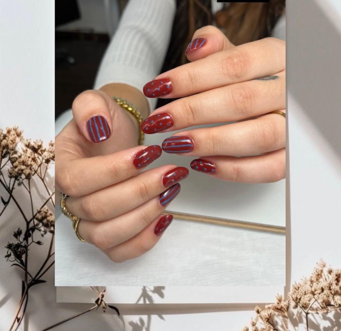 Nail art com riscas e flor