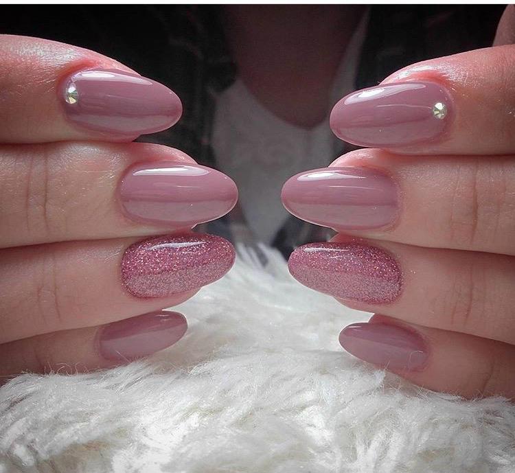 Manicure verde esmeralda